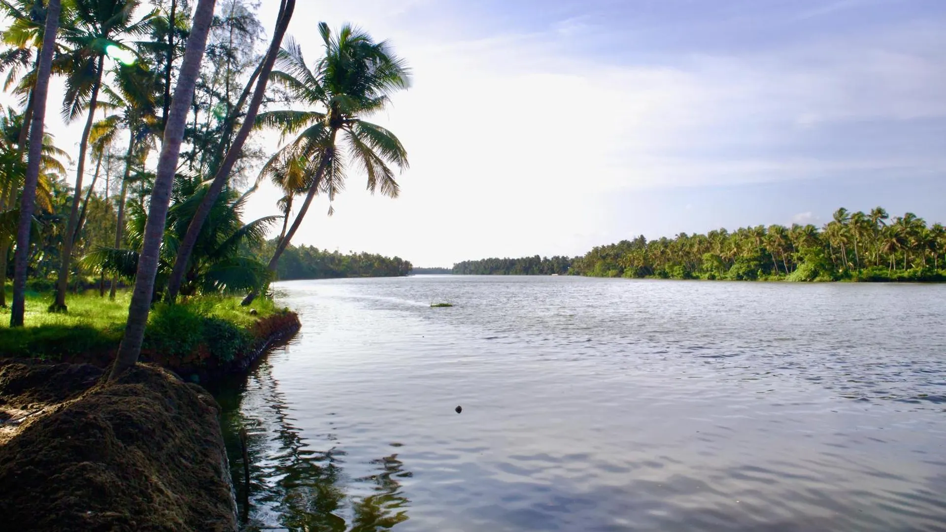 Ambili Riverfront Villa With Party Hall Irimbranallur